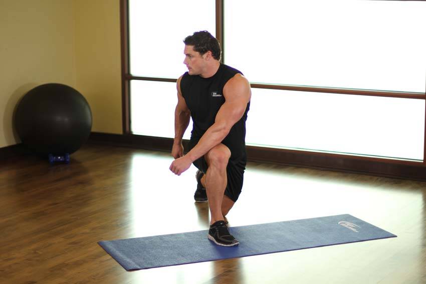 Crossover Reverse Lunge - Step 1