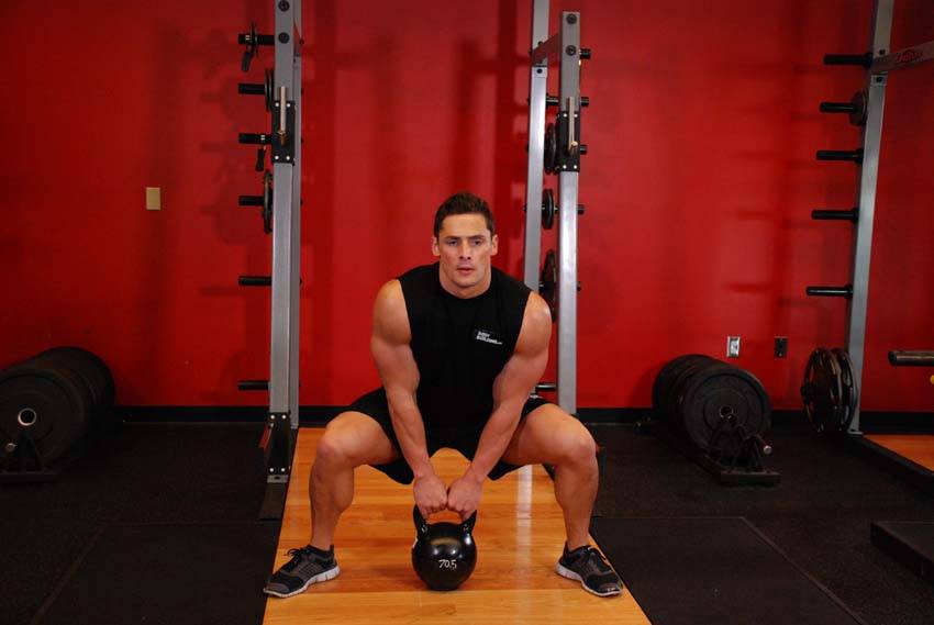 Kettlebell Sumo High Pull - Step 0