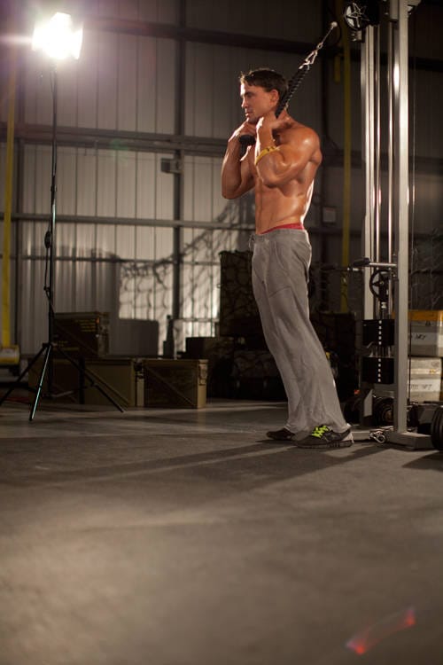 Standing Rope Crunch - Step 0